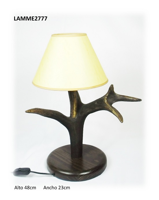 Lámpara de ciervo con pie de madera, Asta de Ciervo, gamo y corzo, International Antler Trading SL
